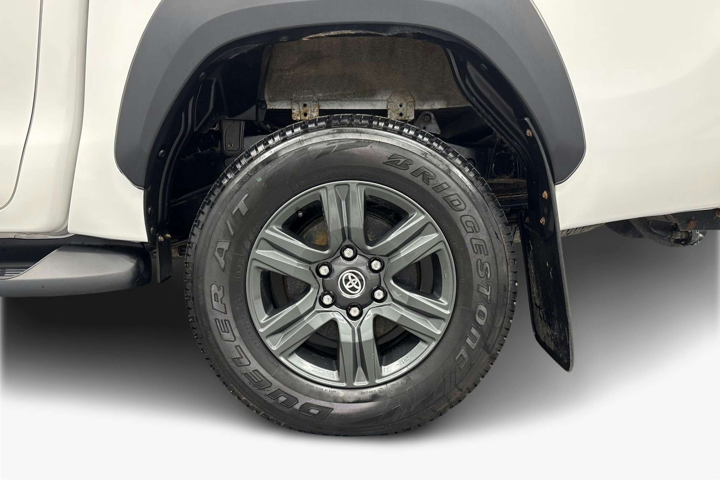 valkoinen Toyota Hilux 2021 kuva 11.