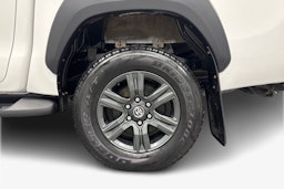 valkoinen Toyota Hilux 2021 kuva 11.