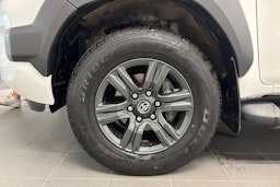 valkoinen Toyota Hilux 2021 kuva 13.