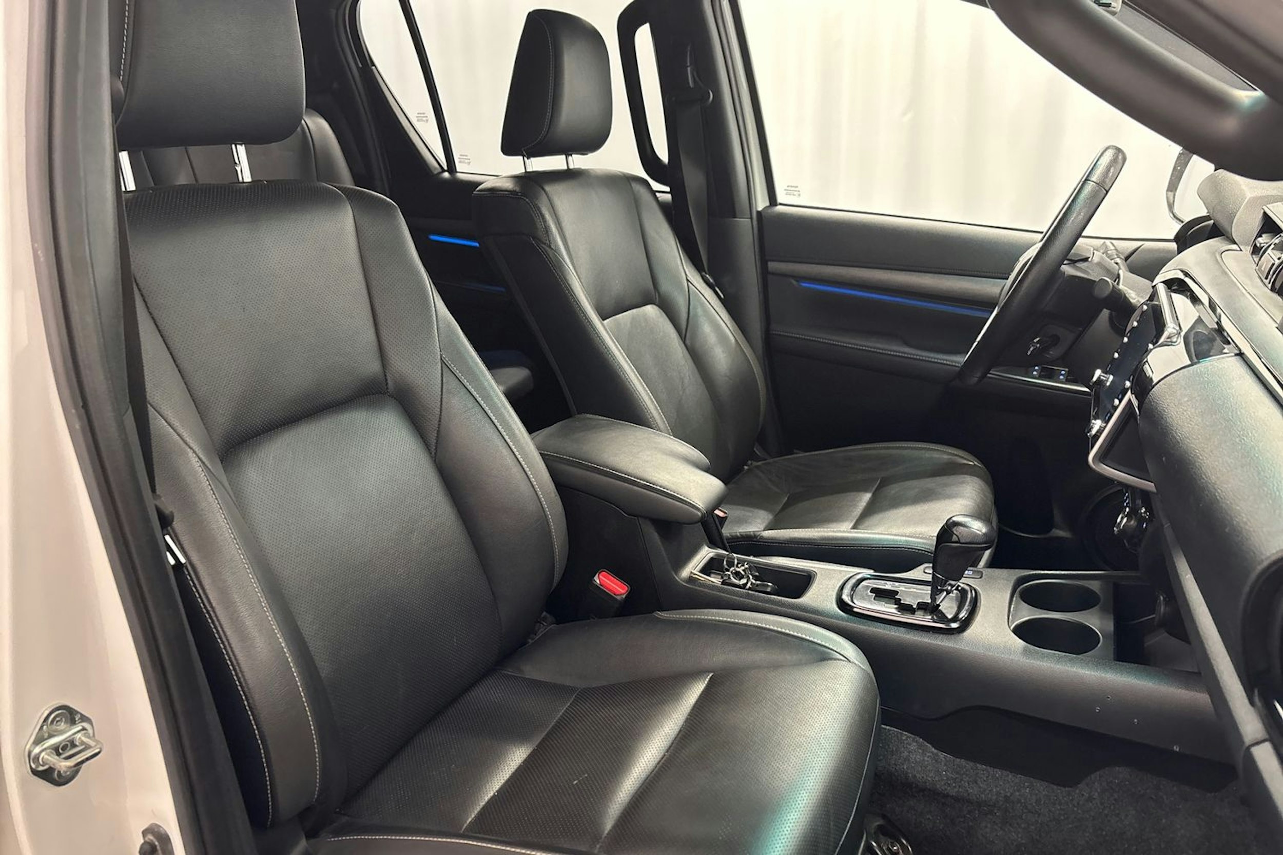 valkoinen Toyota Hilux 2021 kuva 14.