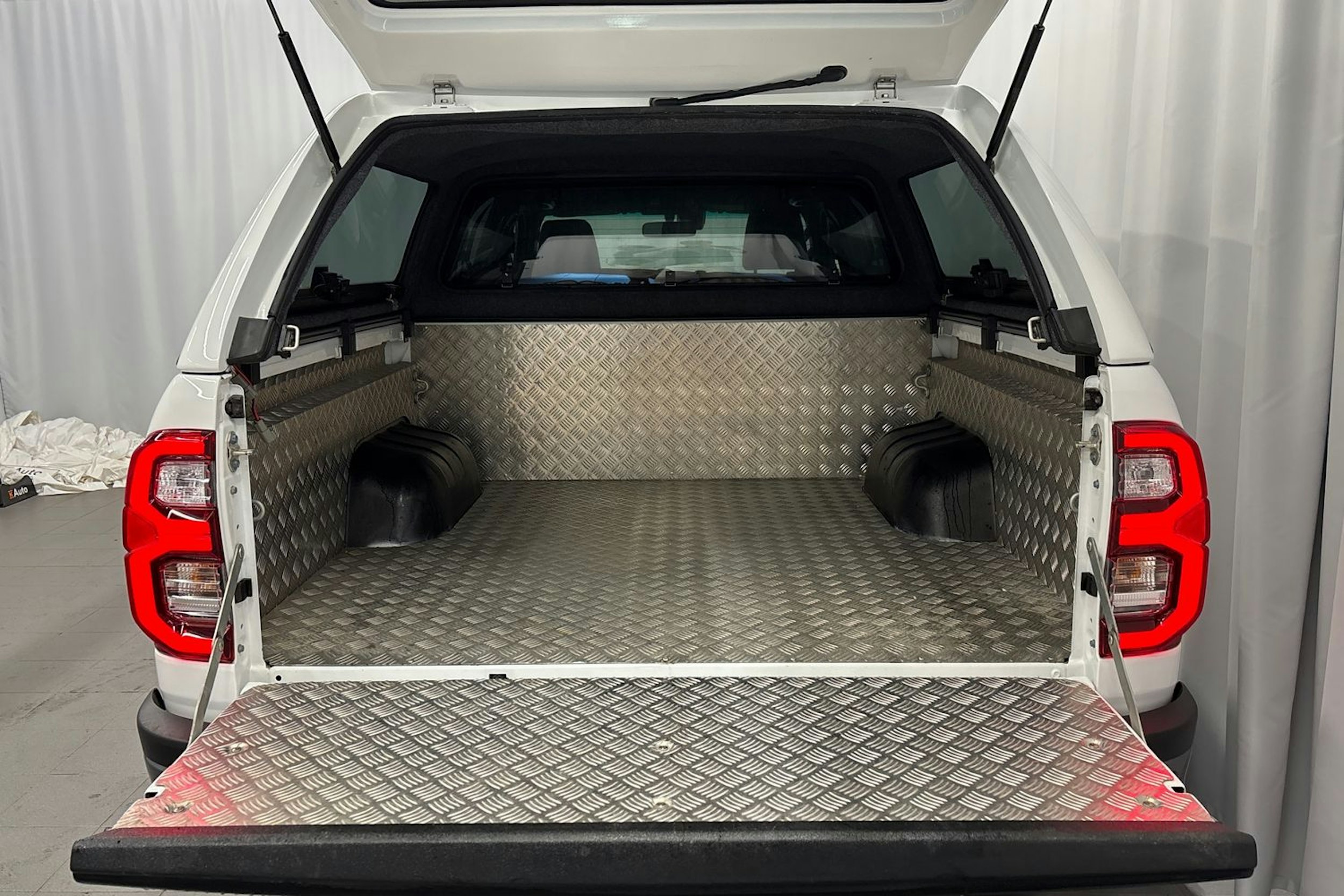 valkoinen Toyota Hilux 2021 kuva 15.