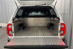 valkoinen Toyota Hilux 2021 kuva 15.