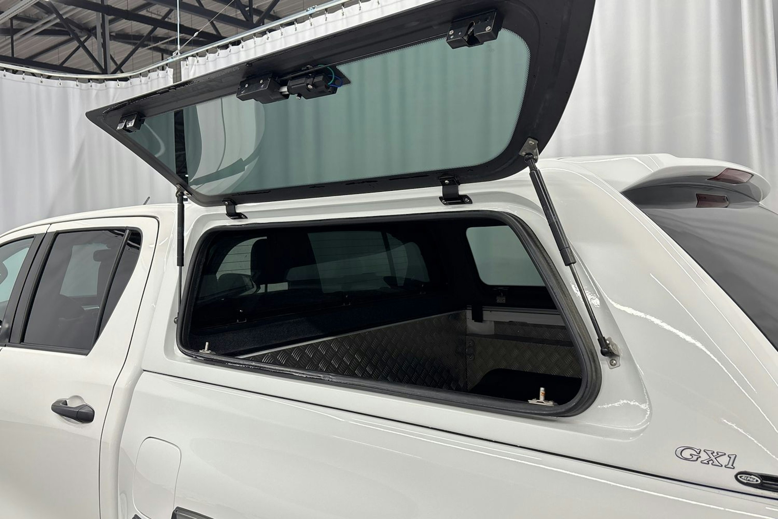 valkoinen Toyota Hilux 2021 kuva 17.