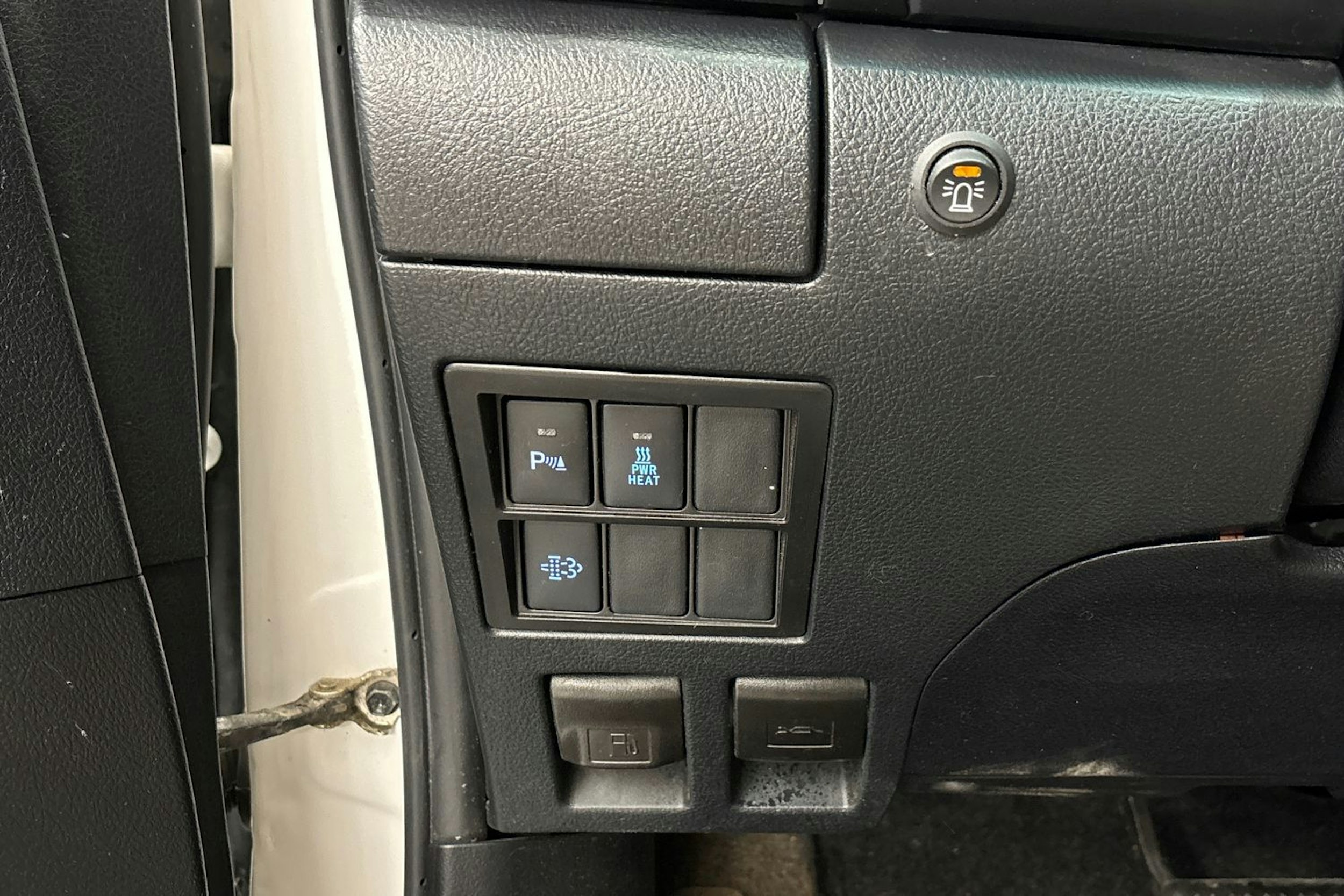 valkoinen Toyota Hilux 2021 kuva 18.