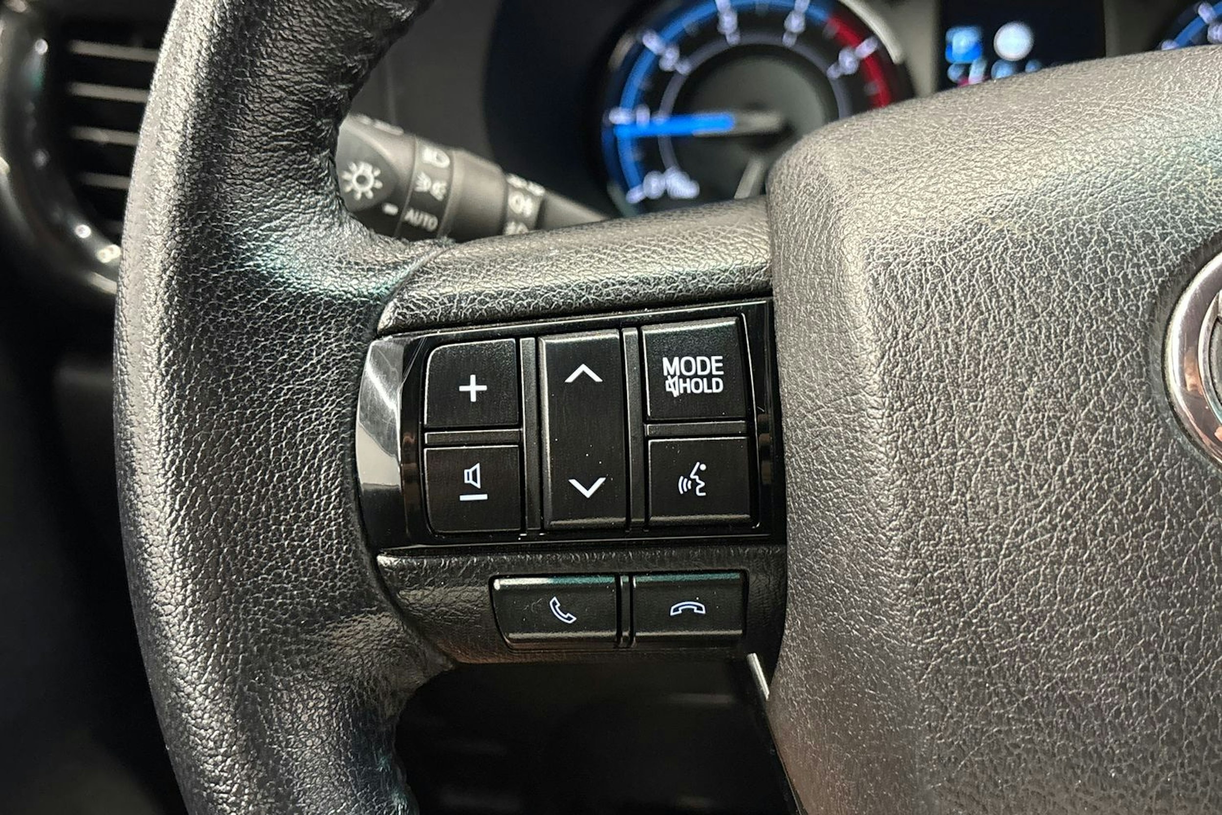 valkoinen Toyota Hilux 2021 kuva 19.
