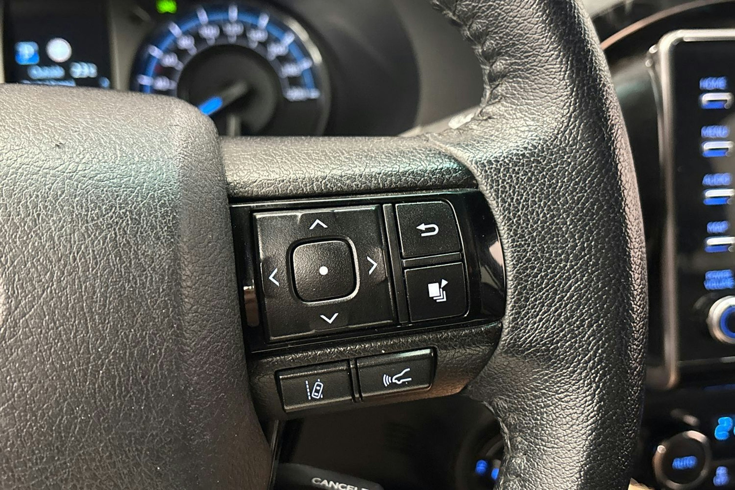 valkoinen Toyota Hilux 2021 kuva 20.