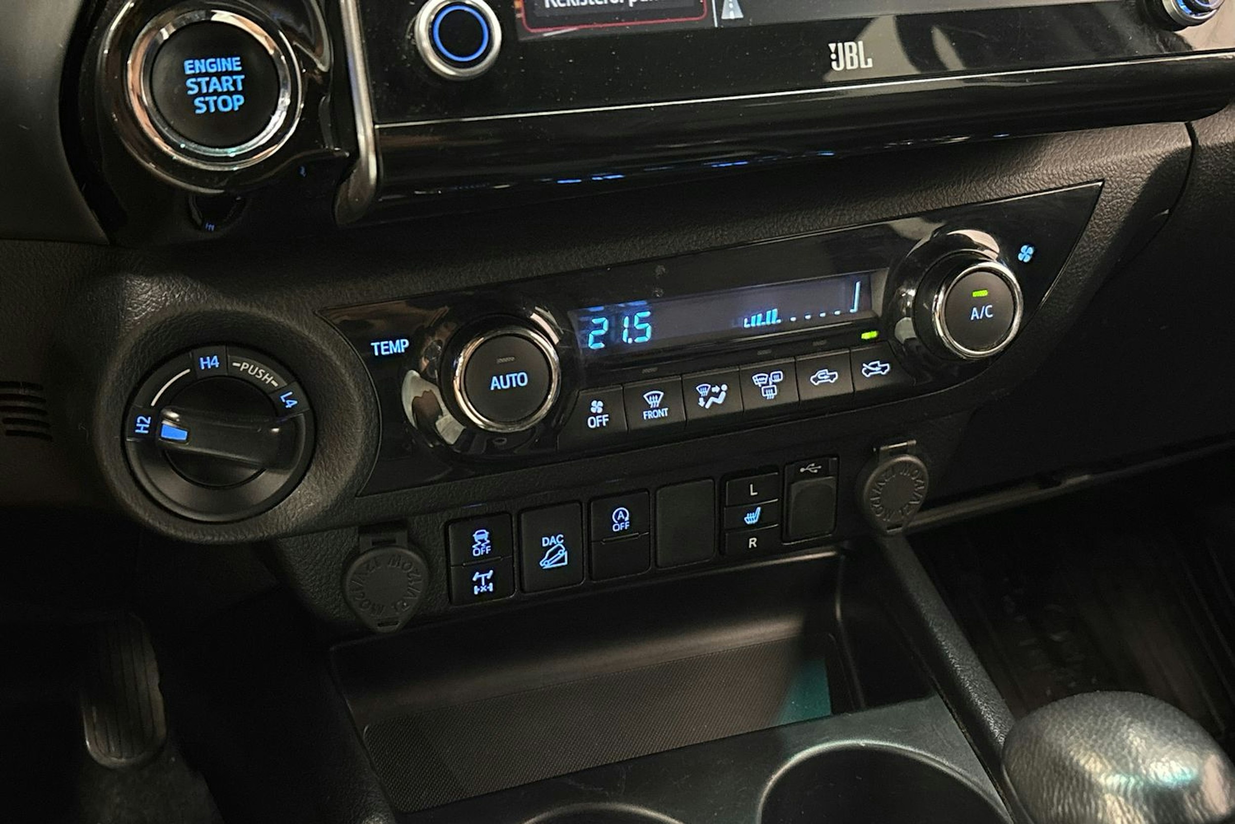 valkoinen Toyota Hilux 2021 kuva 22.