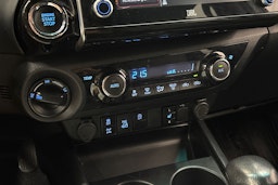 valkoinen Toyota Hilux 2021 kuva 22.