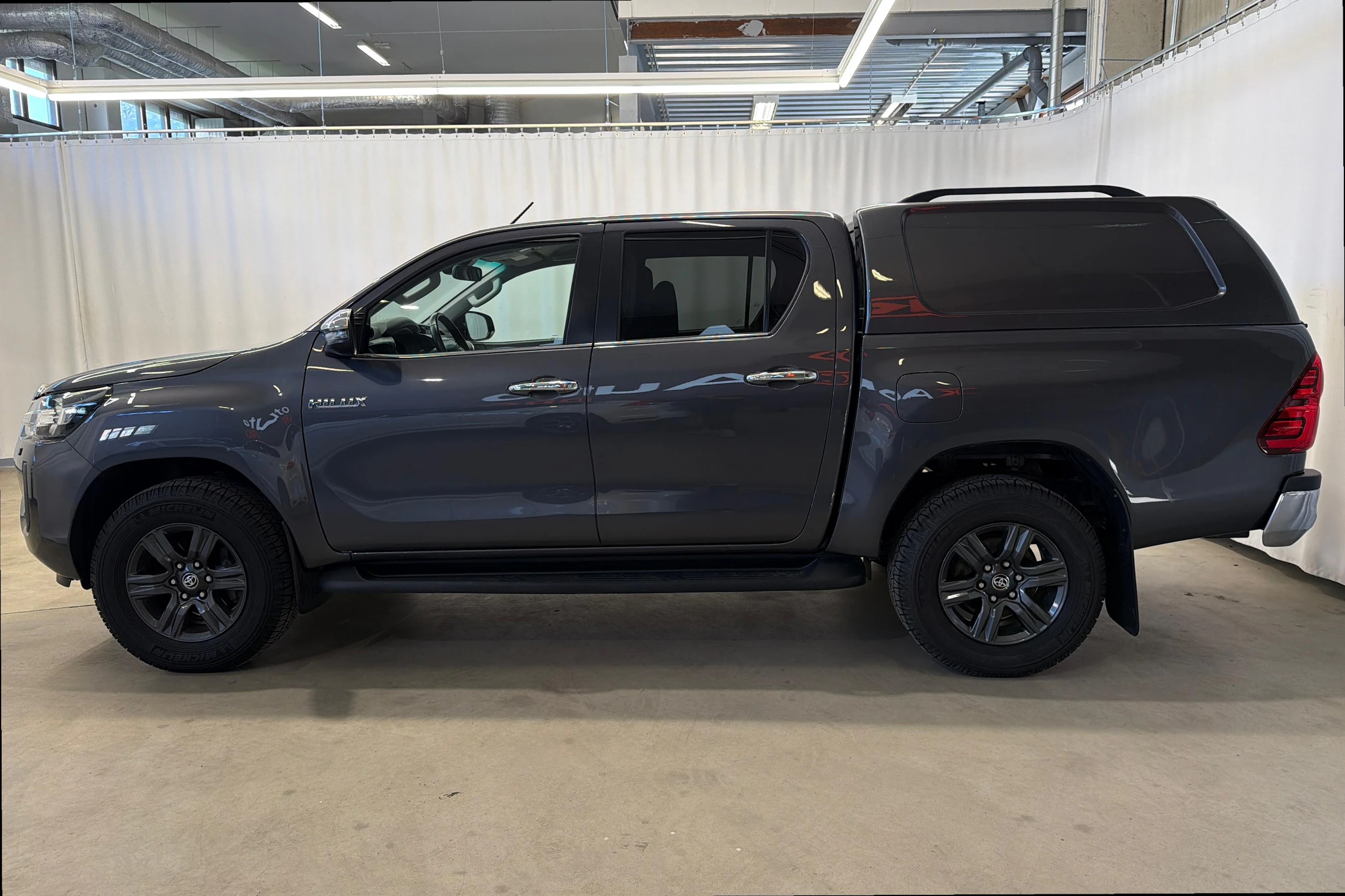 harmaa Toyota Hilux 2021 kuva 6.