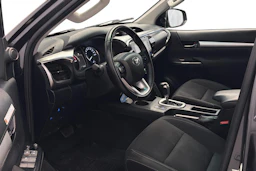 harmaa Toyota Hilux 2021 kuva 7.