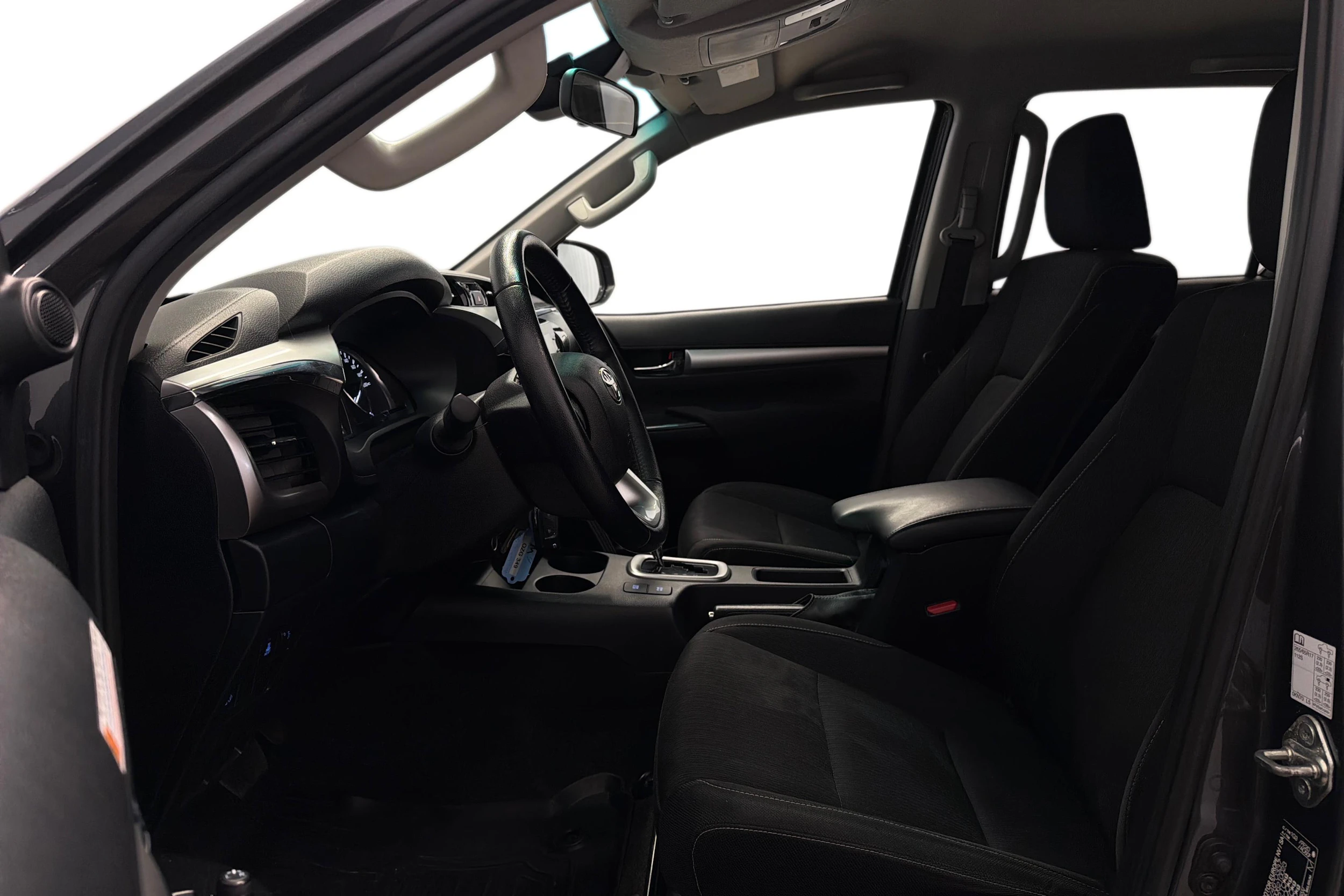 harmaa Toyota Hilux 2021 kuva 8.