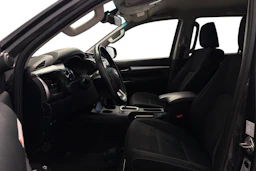 harmaa Toyota Hilux 2021 kuva 8.