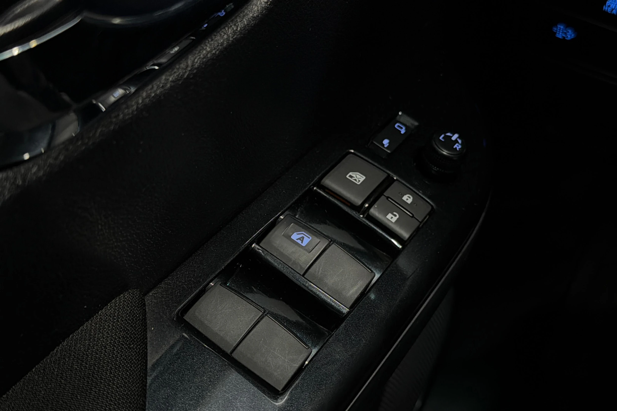 harmaa Toyota Hilux 2021 kuva 9.