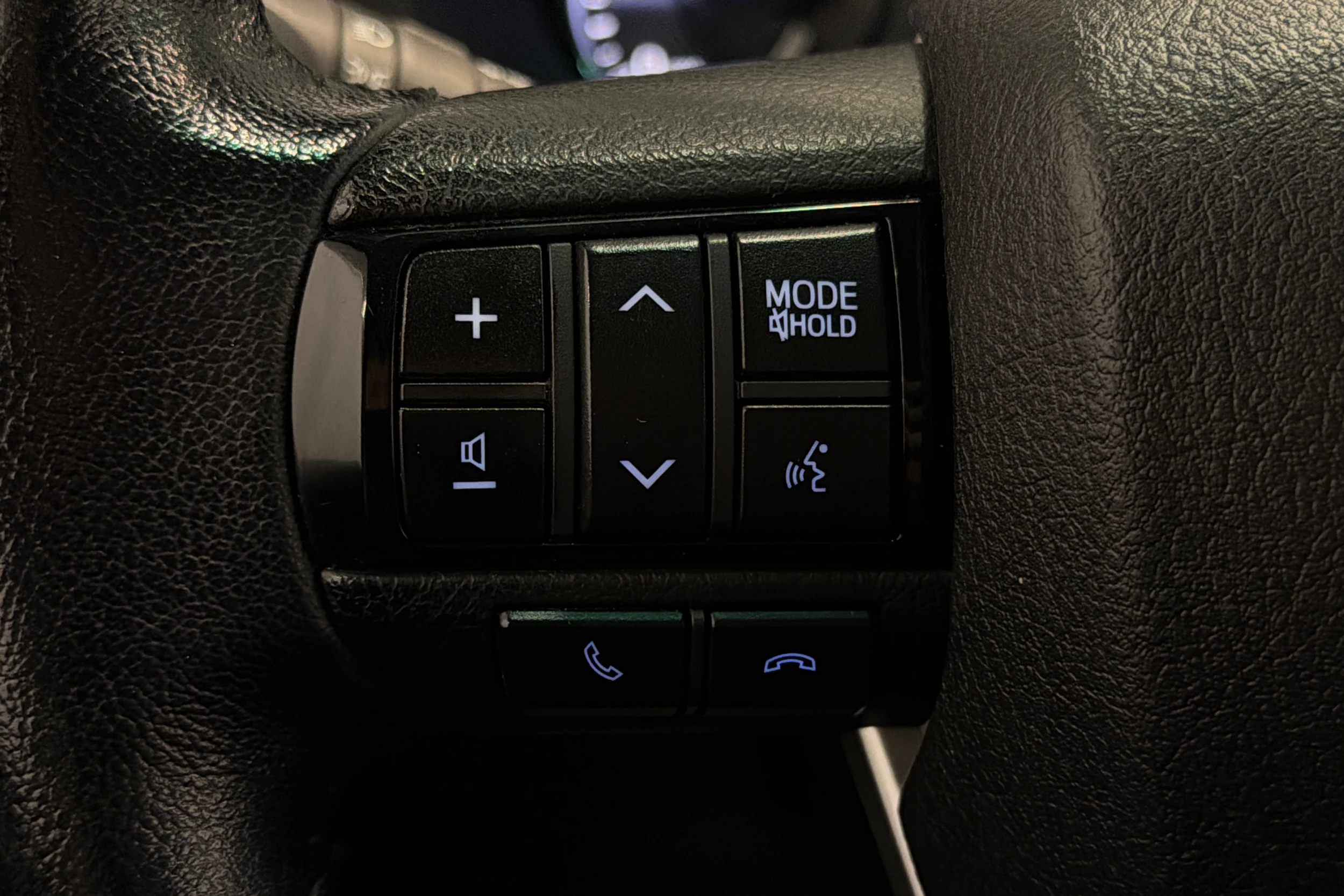 harmaa Toyota Hilux 2021 kuva 13.