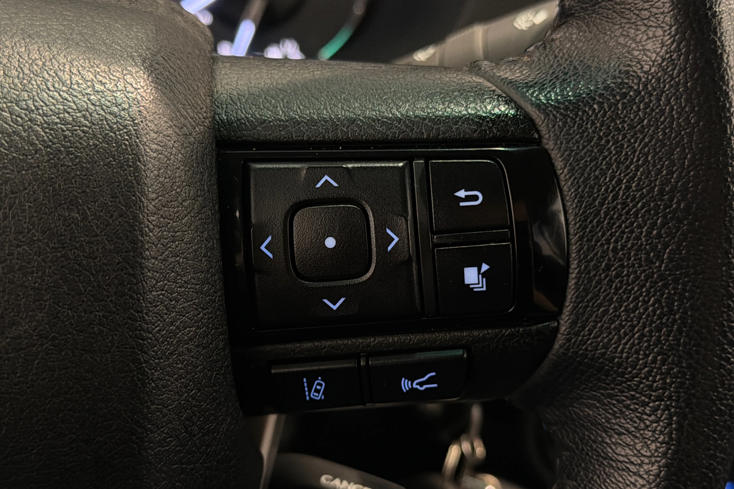 harmaa Toyota Hilux 2021 kuva 14.