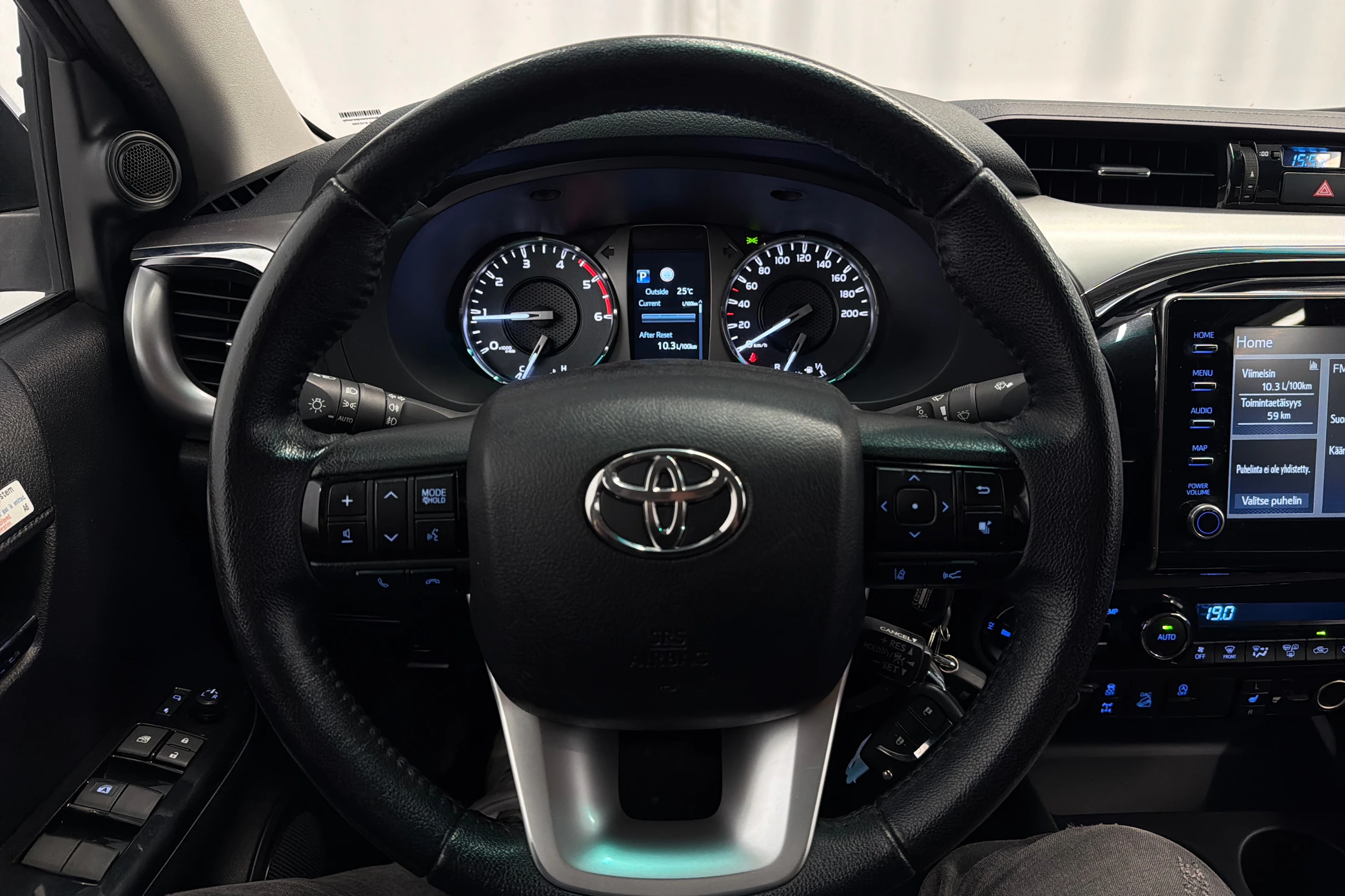 harmaa Toyota Hilux 2021 kuva 16.
