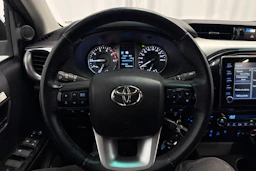harmaa Toyota Hilux 2021 kuva 16.