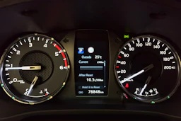 harmaa Toyota Hilux 2021 kuva 17.
