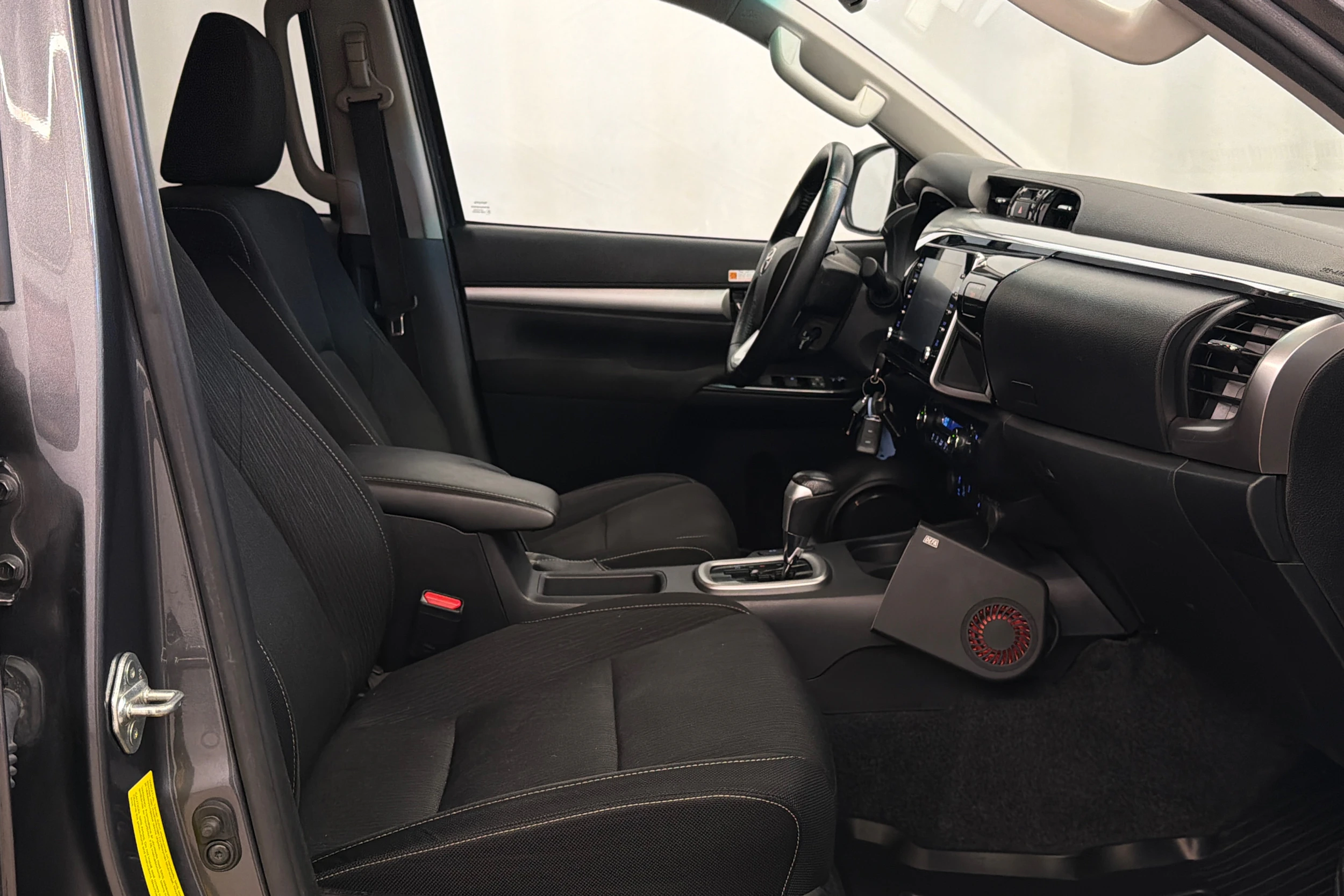 harmaa Toyota Hilux 2021 kuva 24.