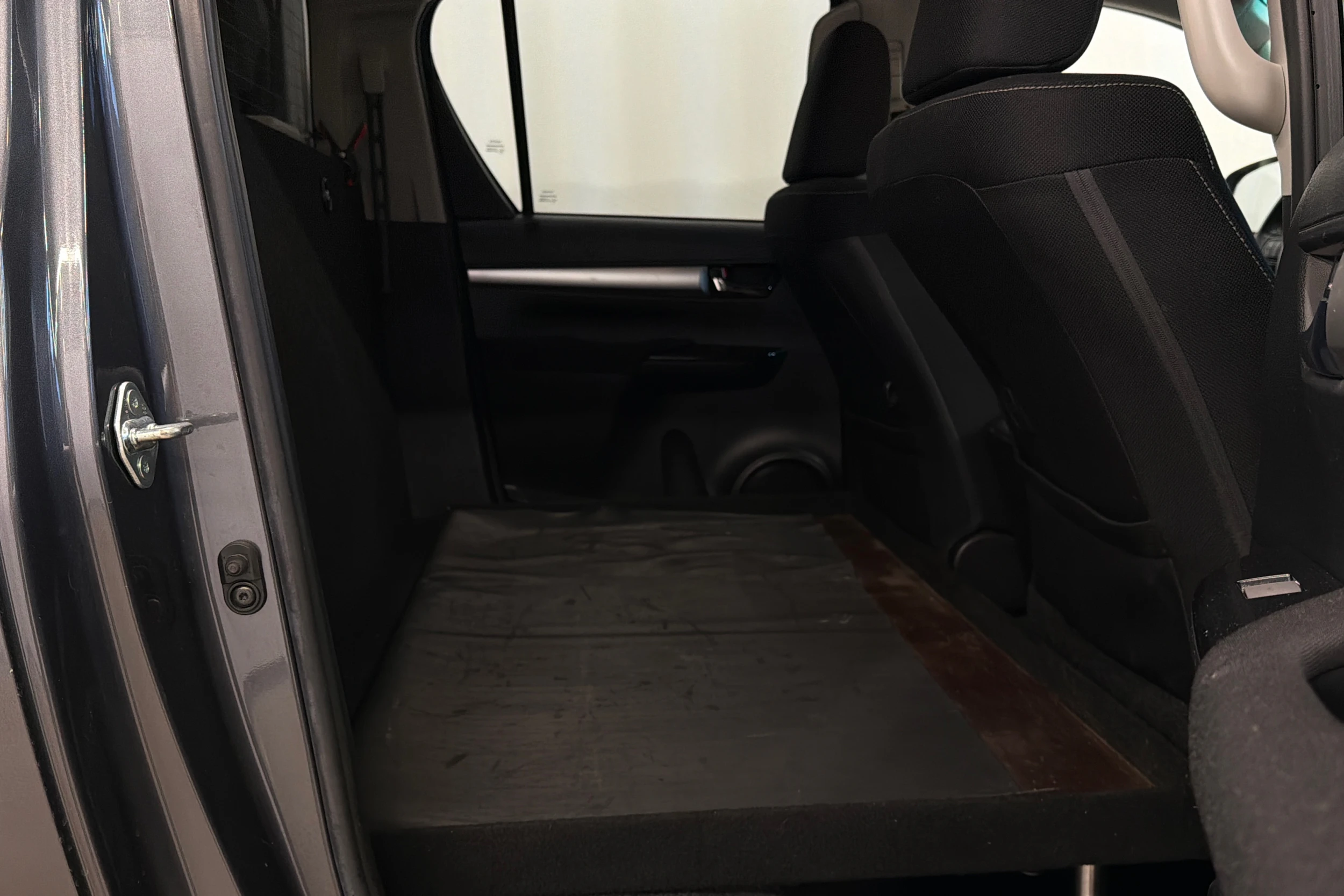 harmaa Toyota Hilux 2021 kuva 26.