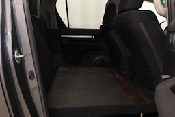 harmaa Toyota Hilux 2021 kuva 26.