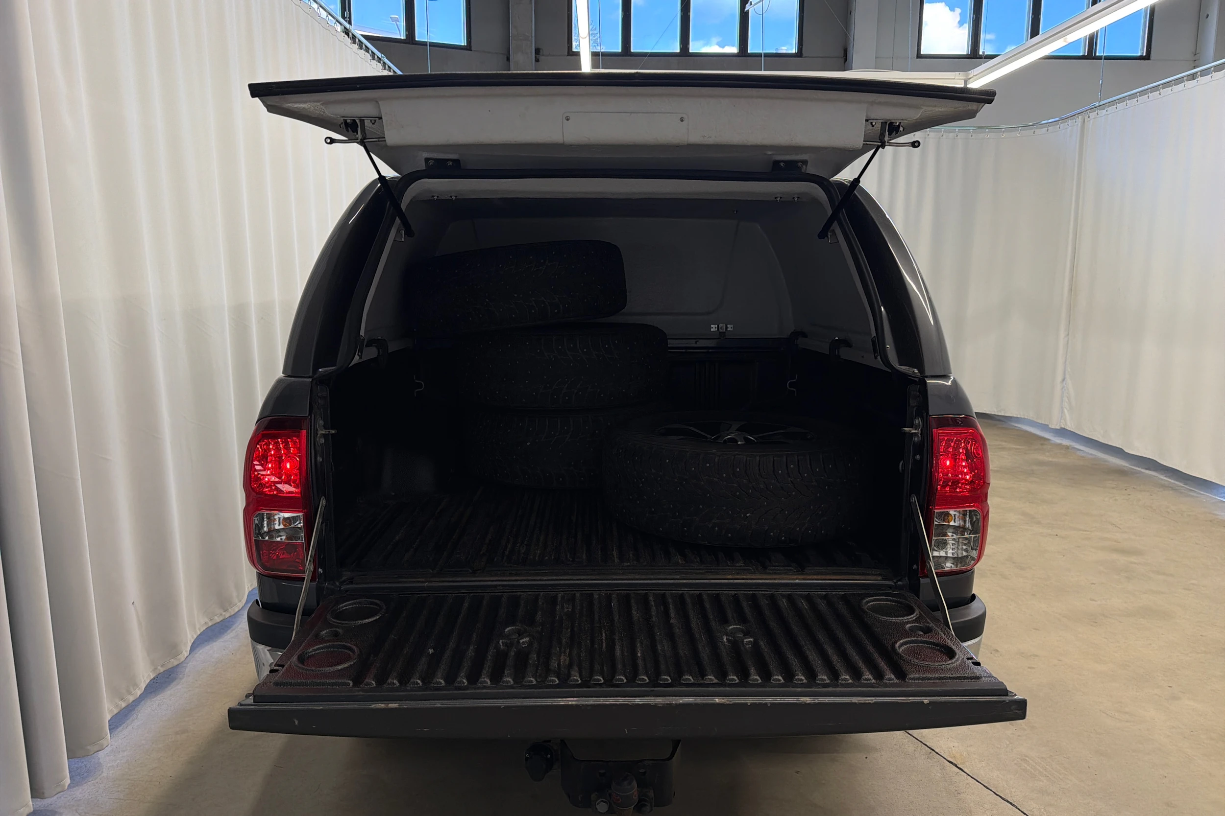 harmaa Toyota Hilux 2021 kuva 27.