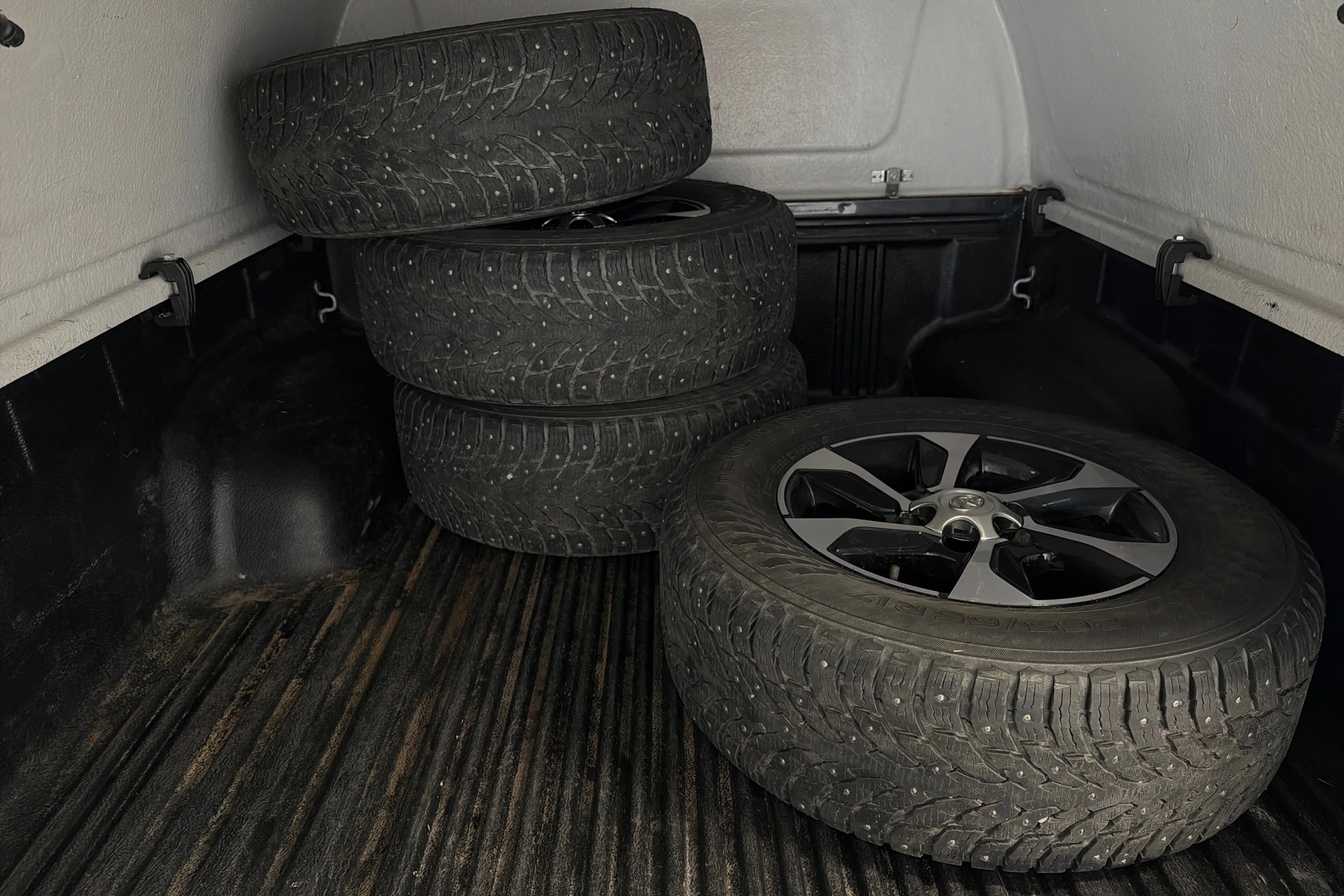 harmaa Toyota Hilux 2021 kuva 28.