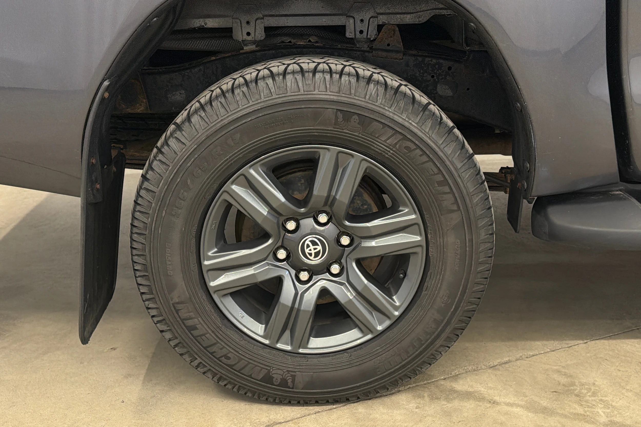 harmaa Toyota Hilux 2021 kuva 29.
