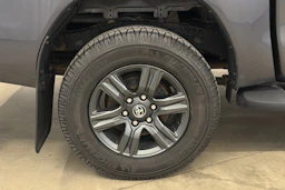 harmaa Toyota Hilux 2021 kuva 29.