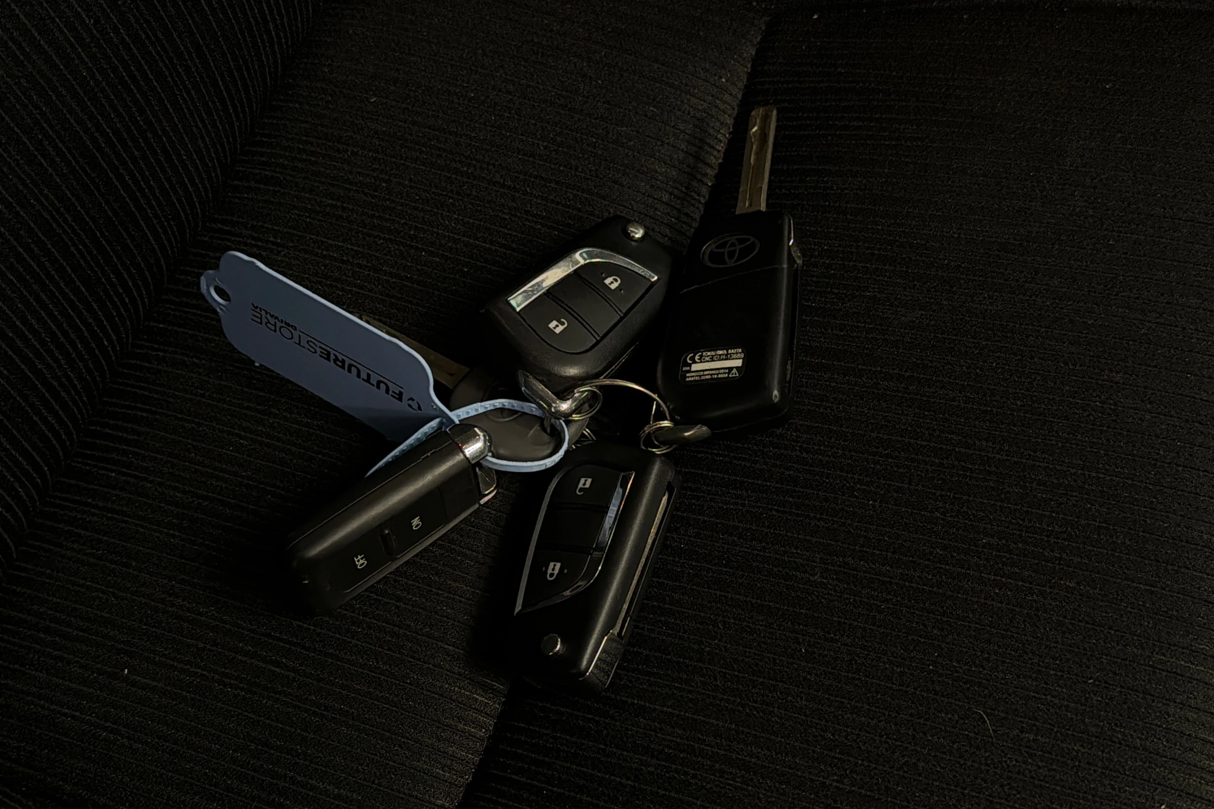 harmaa Toyota Hilux 2021 kuva 30.