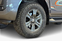 met. harmaa Toyota Hilux 2021 kuva 12.