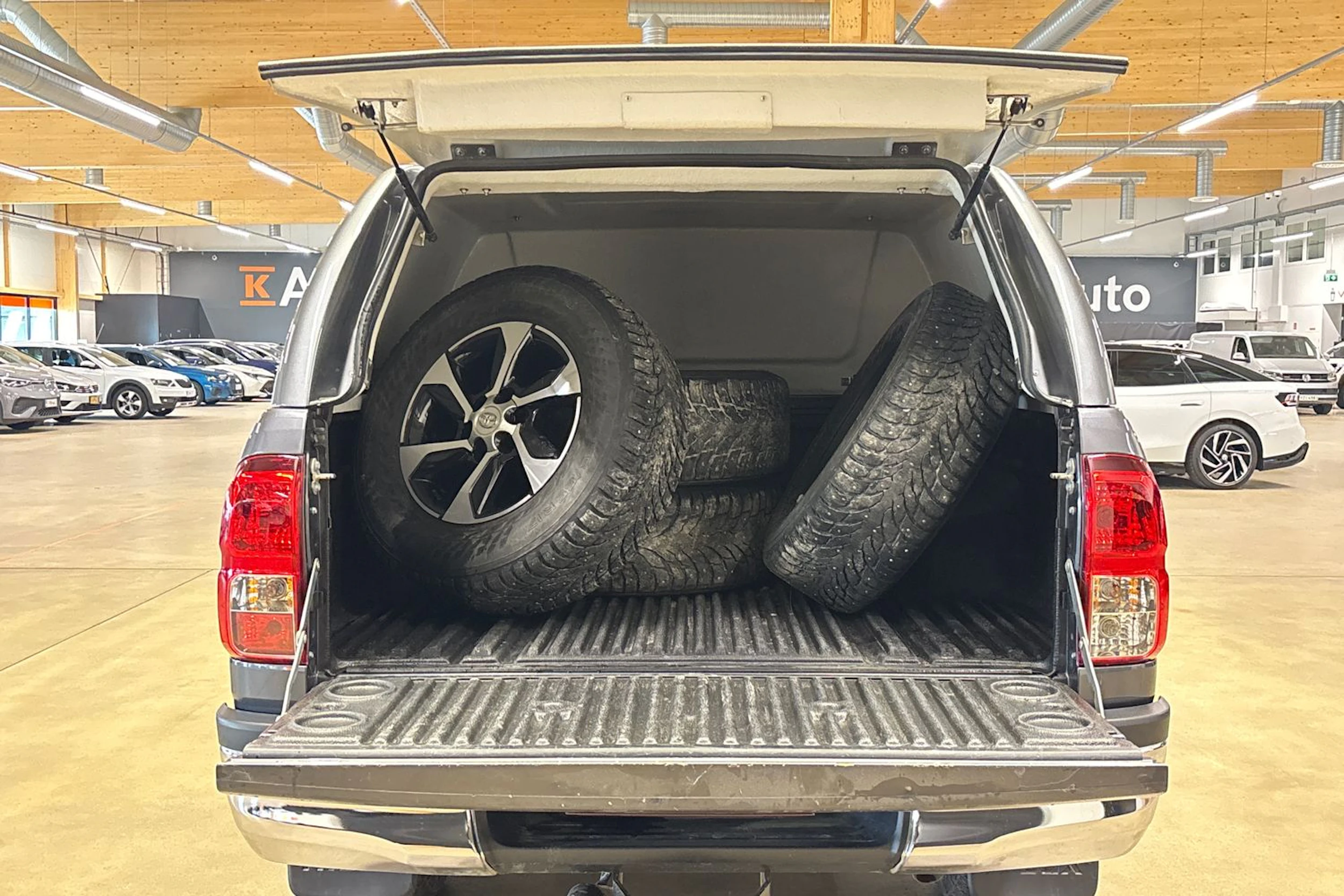 met. harmaa Toyota Hilux 2021 kuva 30.
