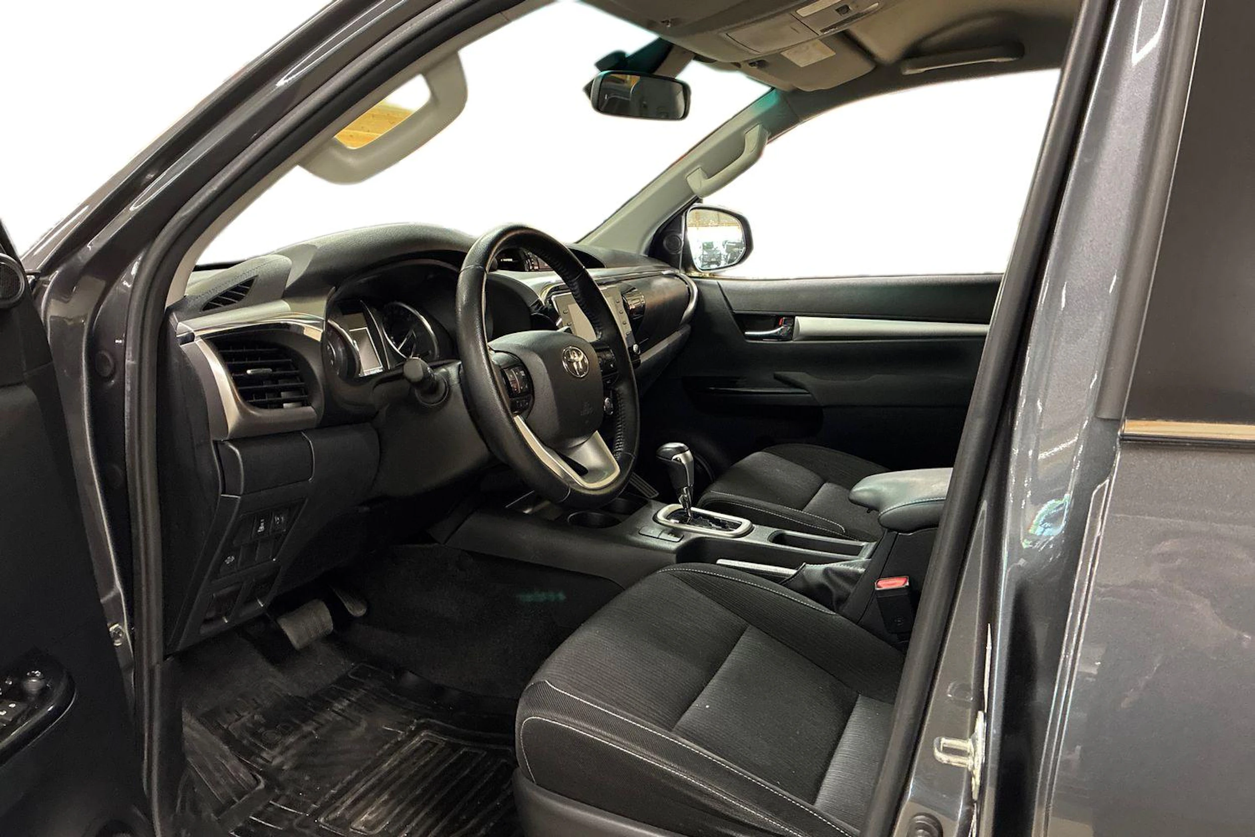 harmaa Toyota Hilux 2021 kuva 3.