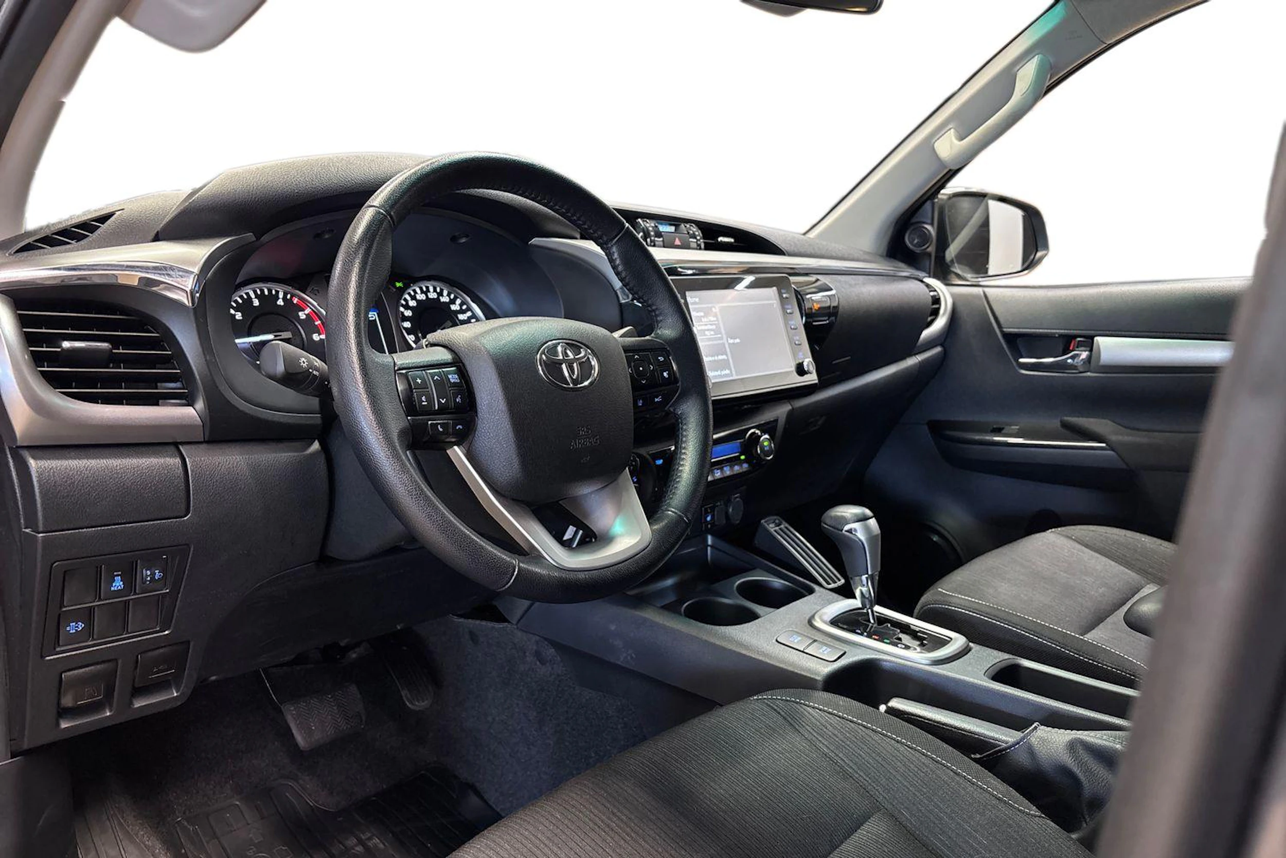 harmaa Toyota Hilux 2021 kuva 8.