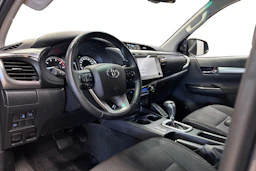 harmaa Toyota Hilux 2021 kuva 8.
