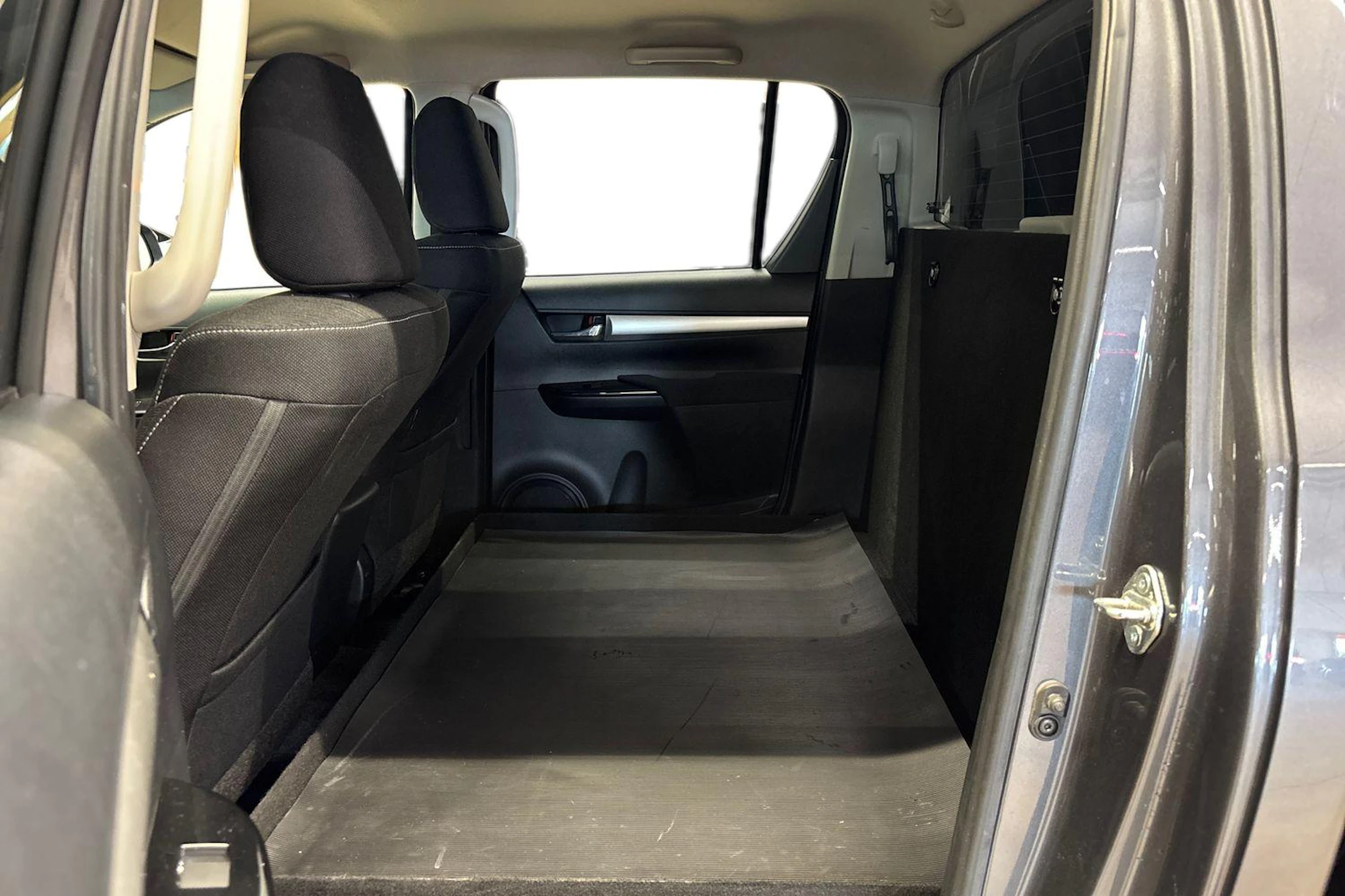 harmaa Toyota Hilux 2021 kuva 11.