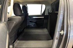 harmaa Toyota Hilux 2021 kuva 11.