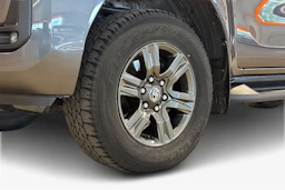 harmaa Toyota Hilux 2021 kuva 12.