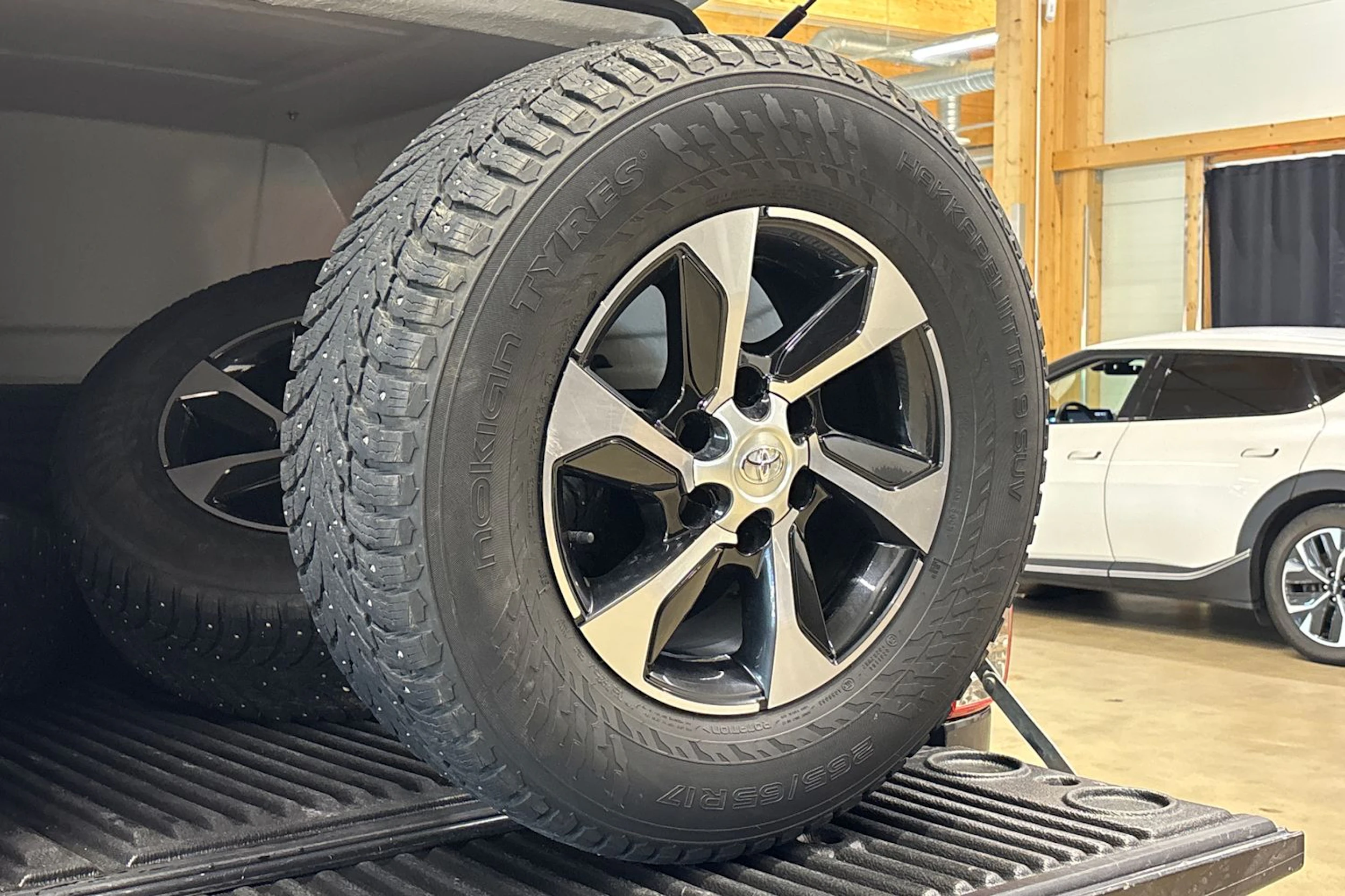 harmaa Toyota Hilux 2021 kuva 13.