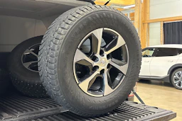 harmaa Toyota Hilux 2021 kuva 13.