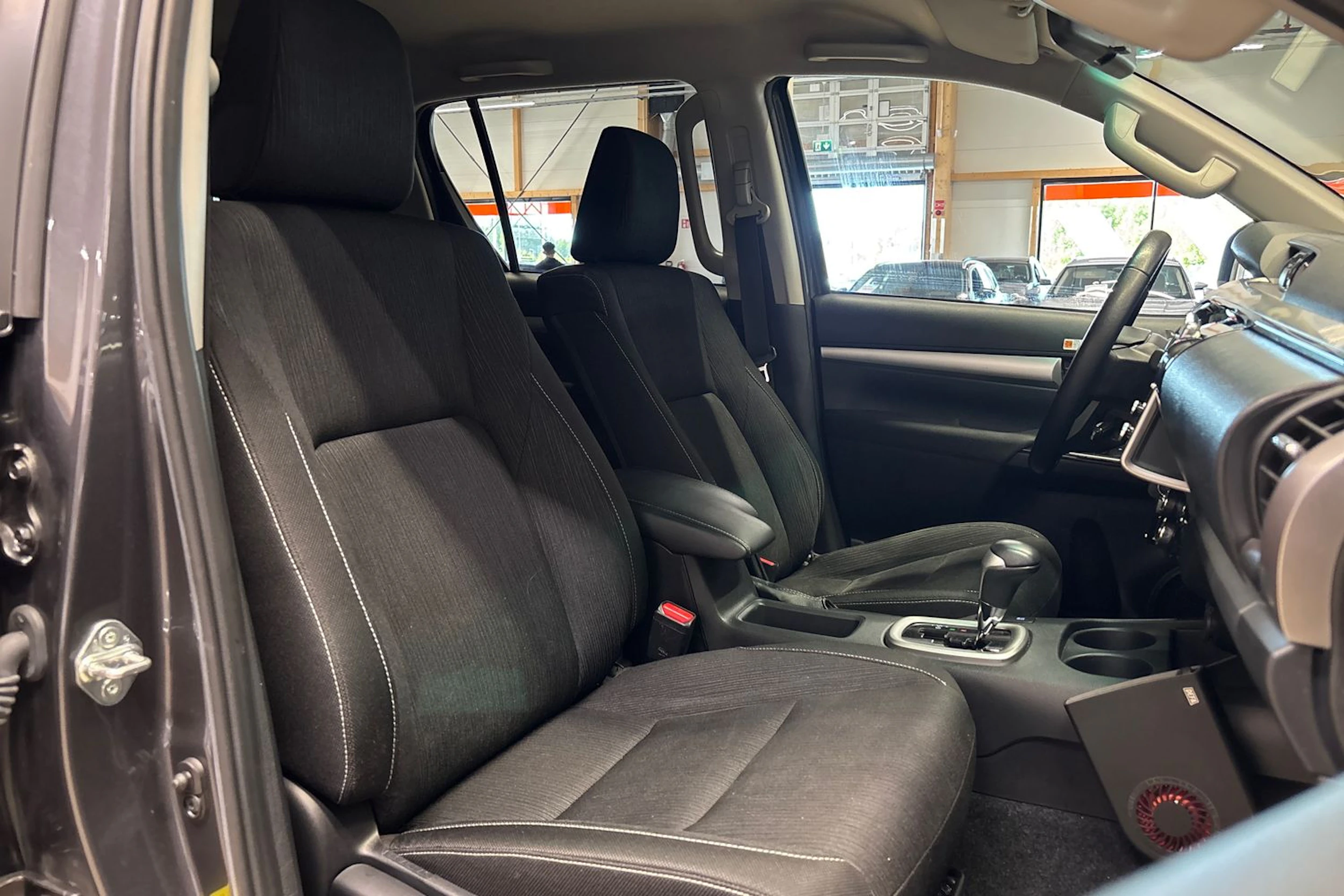 harmaa Toyota Hilux 2021 kuva 15.