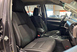 harmaa Toyota Hilux 2021 kuva 15.