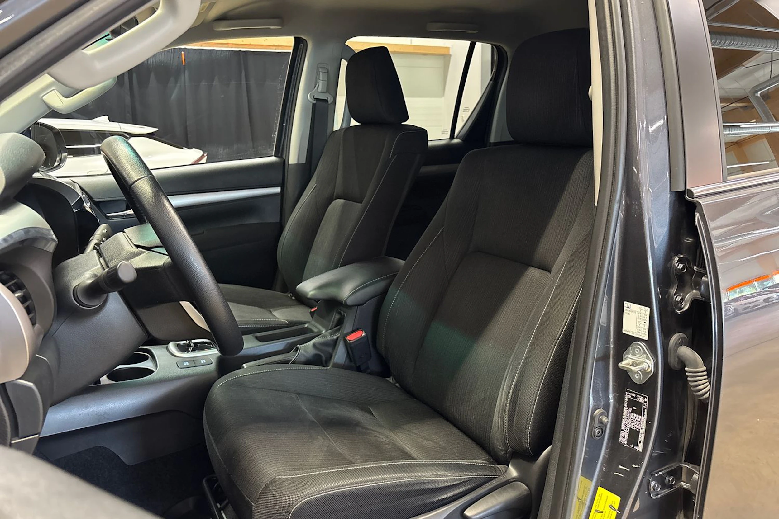 harmaa Toyota Hilux 2021 kuva 16.