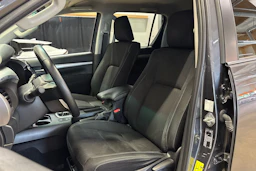 harmaa Toyota Hilux 2021 kuva 16.