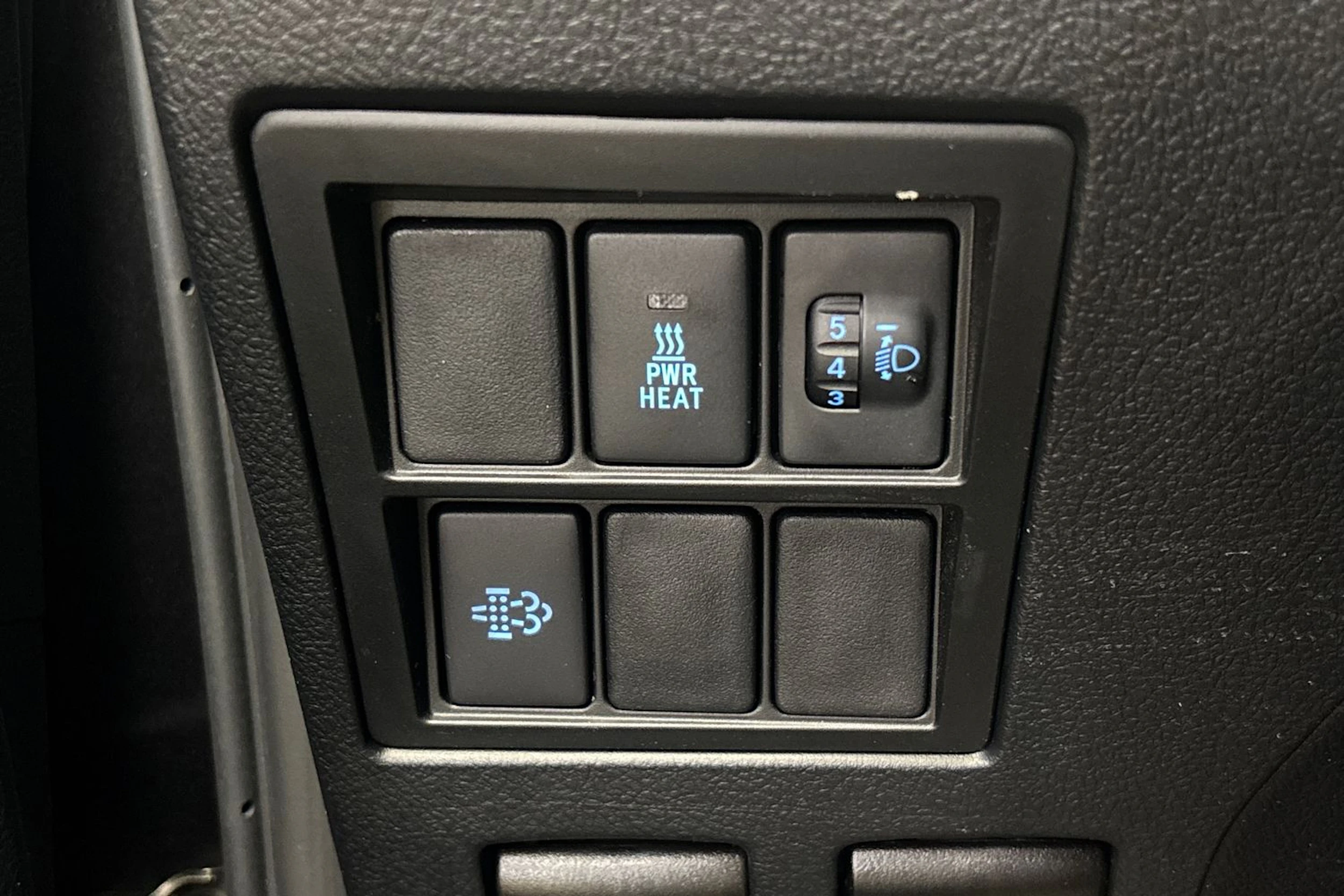 harmaa Toyota Hilux 2021 kuva 18.