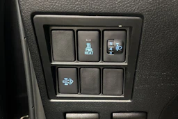 harmaa Toyota Hilux 2021 kuva 18.