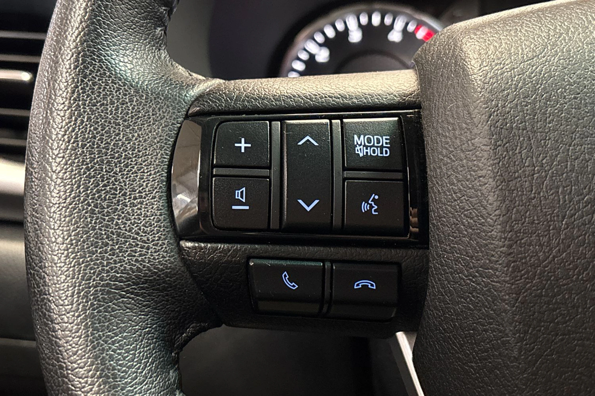 harmaa Toyota Hilux 2021 kuva 19.