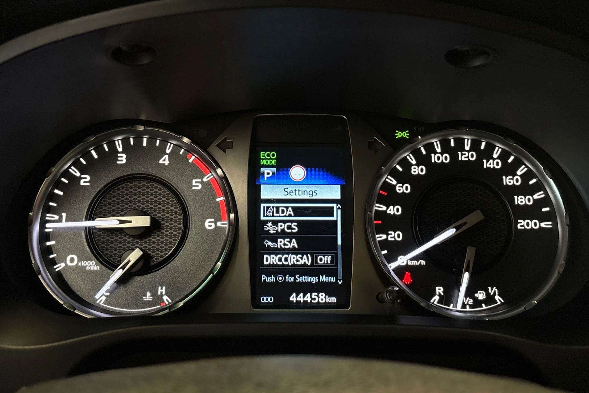 harmaa Toyota Hilux 2021 kuva 22.