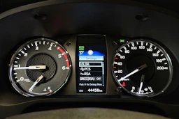 harmaa Toyota Hilux 2021 kuva 22.