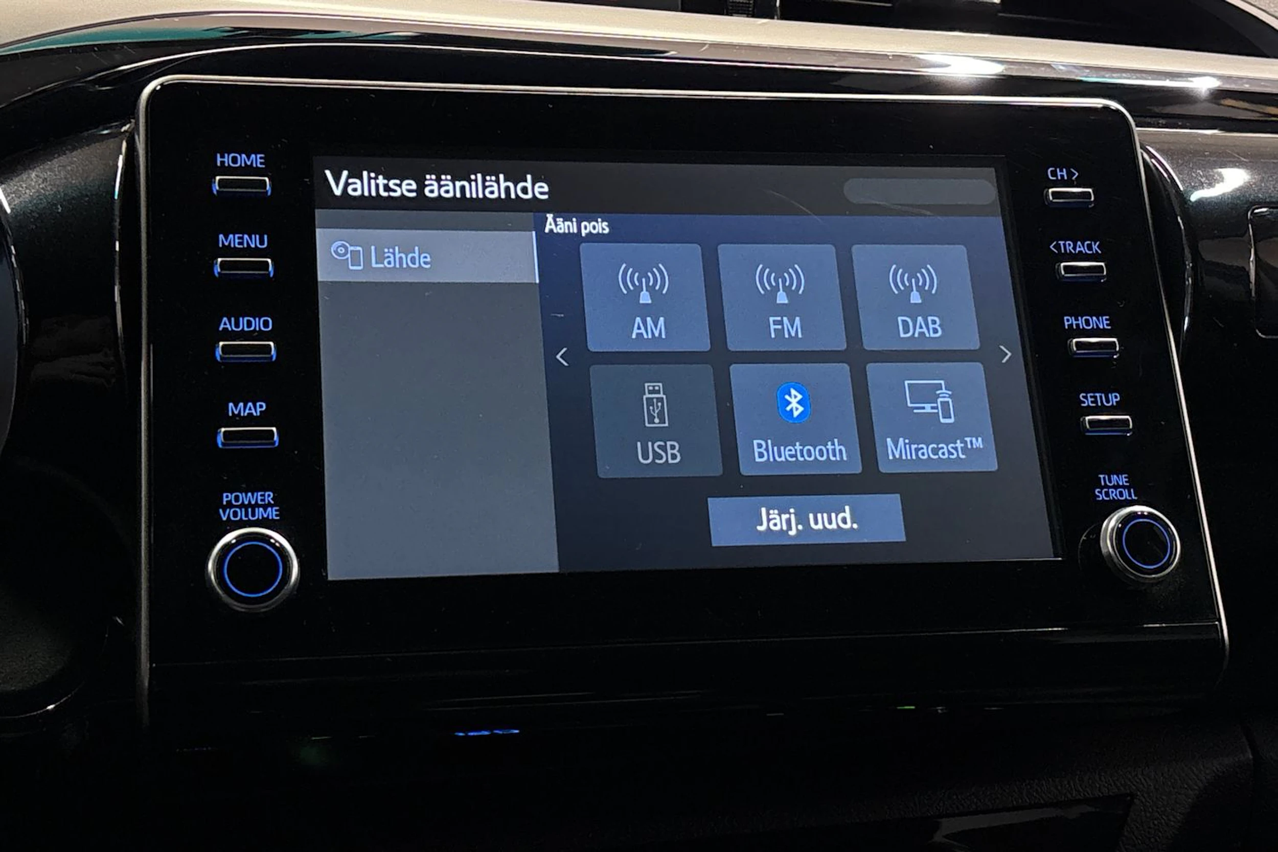 harmaa Toyota Hilux 2021 kuva 24.